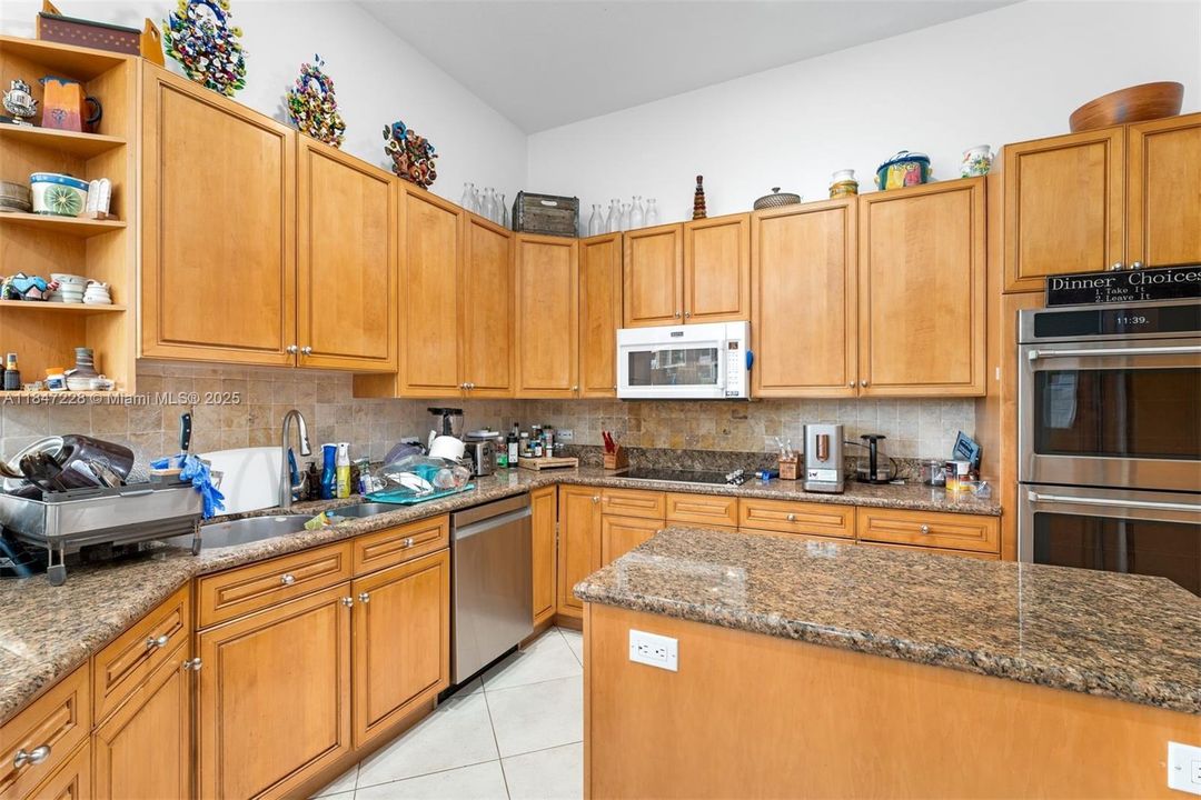 最近售出: $2,450,000 (5 贝兹, 5 浴室, 4136 平方英尺)