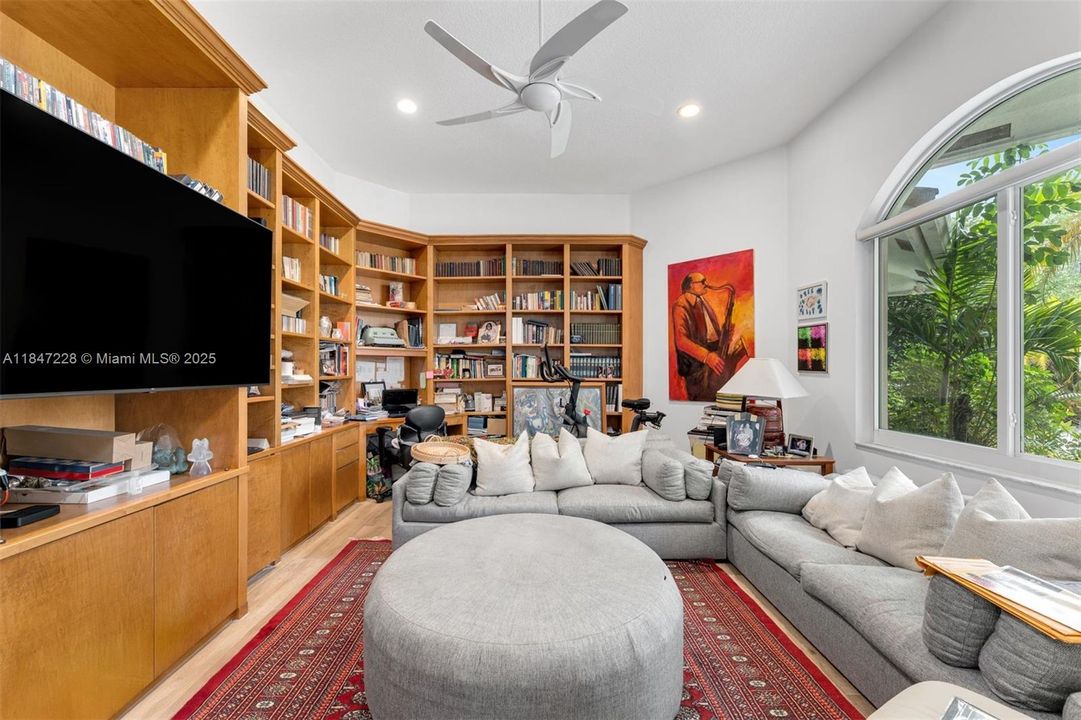 最近售出: $2,450,000 (5 贝兹, 5 浴室, 4136 平方英尺)