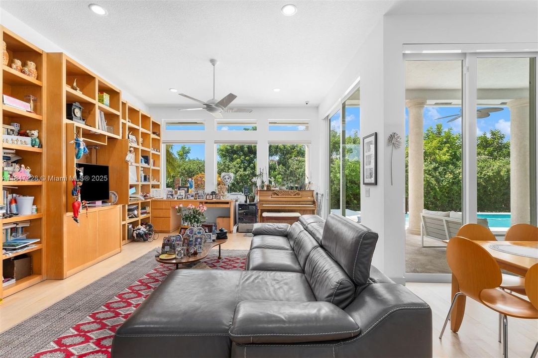 最近售出: $2,450,000 (5 贝兹, 5 浴室, 4136 平方英尺)