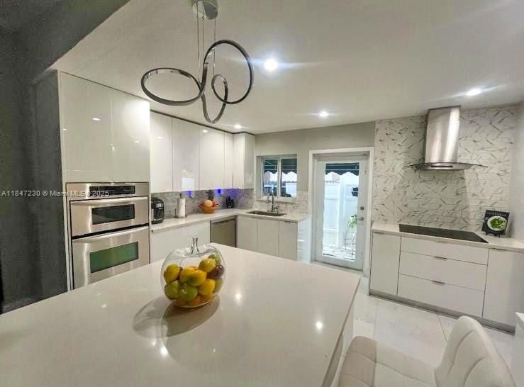 Под контрактом: $535,000 (3 спален, 3 ванн, 1890 Квадратных фут)