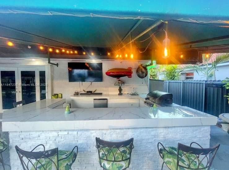 Под контрактом: $535,000 (3 спален, 3 ванн, 1890 Квадратных фут)