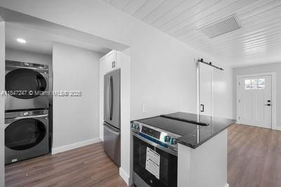 最近售出: $339,900 (3 贝兹, 1 浴室, 936 平方英尺)