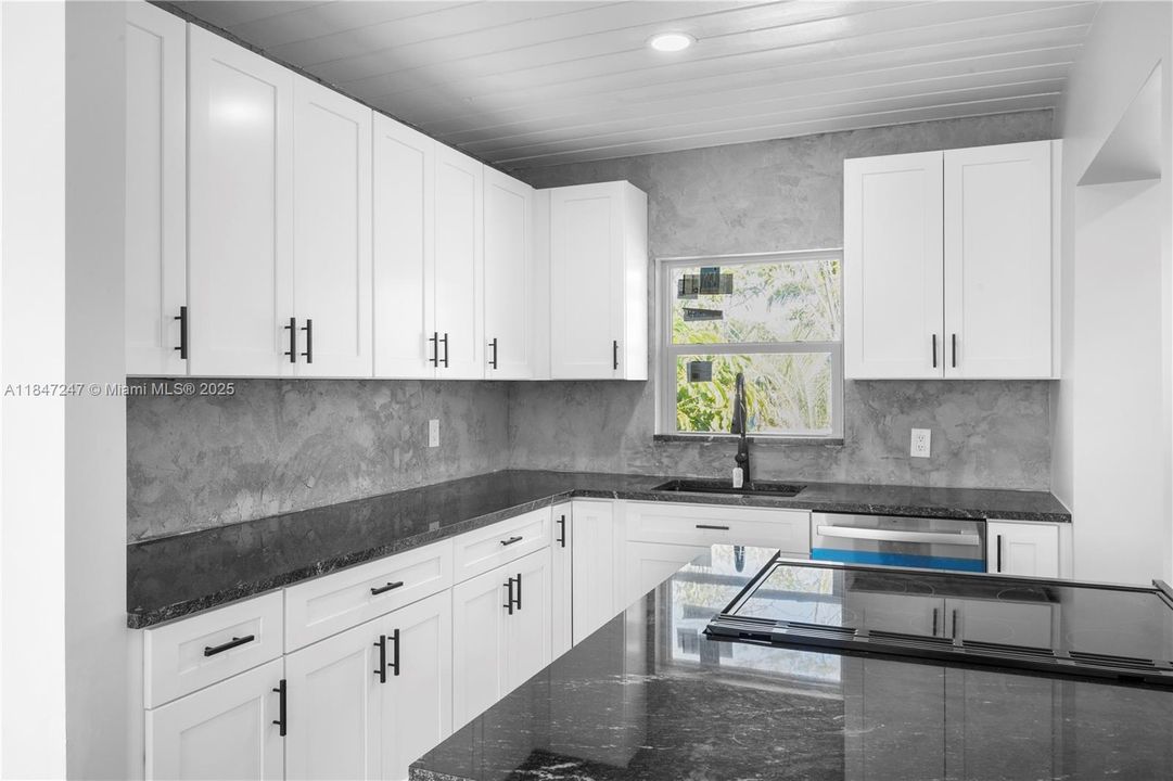 最近售出: $339,900 (3 贝兹, 1 浴室, 936 平方英尺)