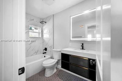 最近售出: $339,900 (3 贝兹, 1 浴室, 936 平方英尺)