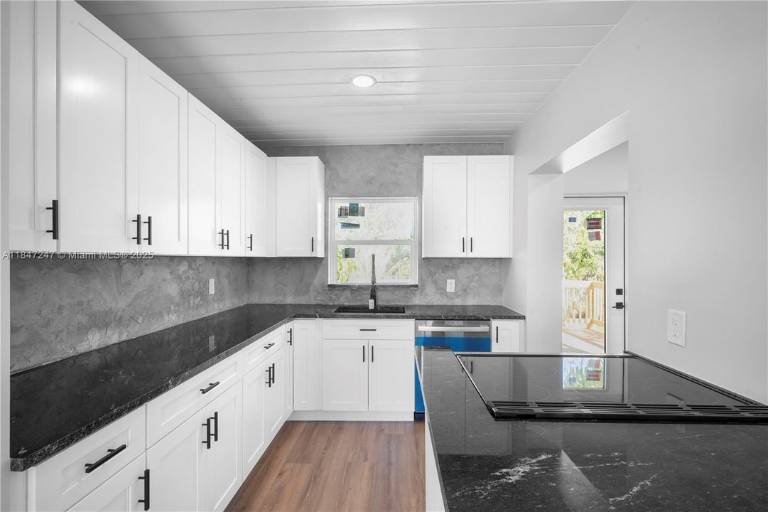 最近售出: $339,900 (3 贝兹, 1 浴室, 936 平方英尺)