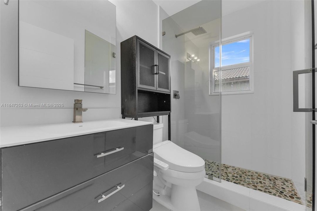 En Venta: $1,215,000 (6 camas, 4 baños, 3976 Pies cuadrados)