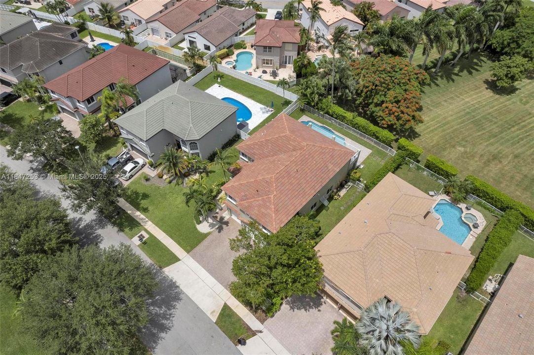 En Venta: $1,215,000 (6 camas, 4 baños, 3976 Pies cuadrados)