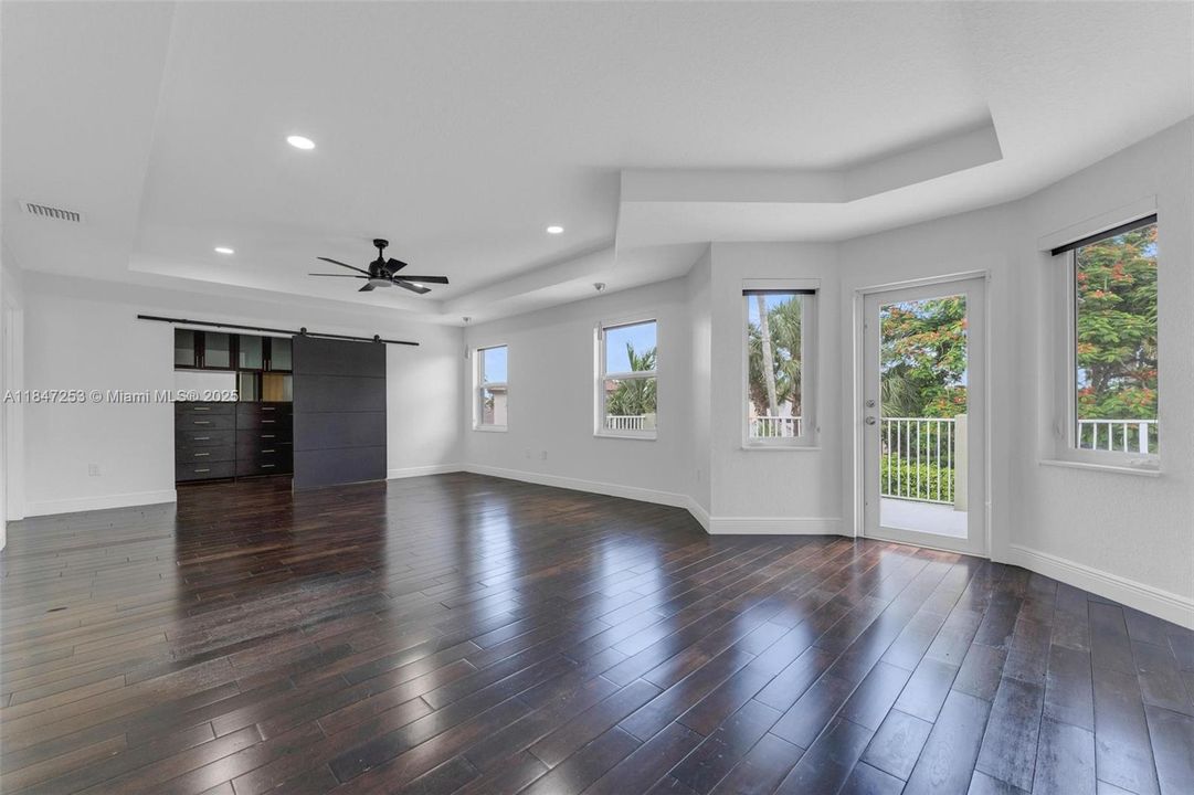 En Venta: $1,215,000 (6 camas, 4 baños, 3976 Pies cuadrados)