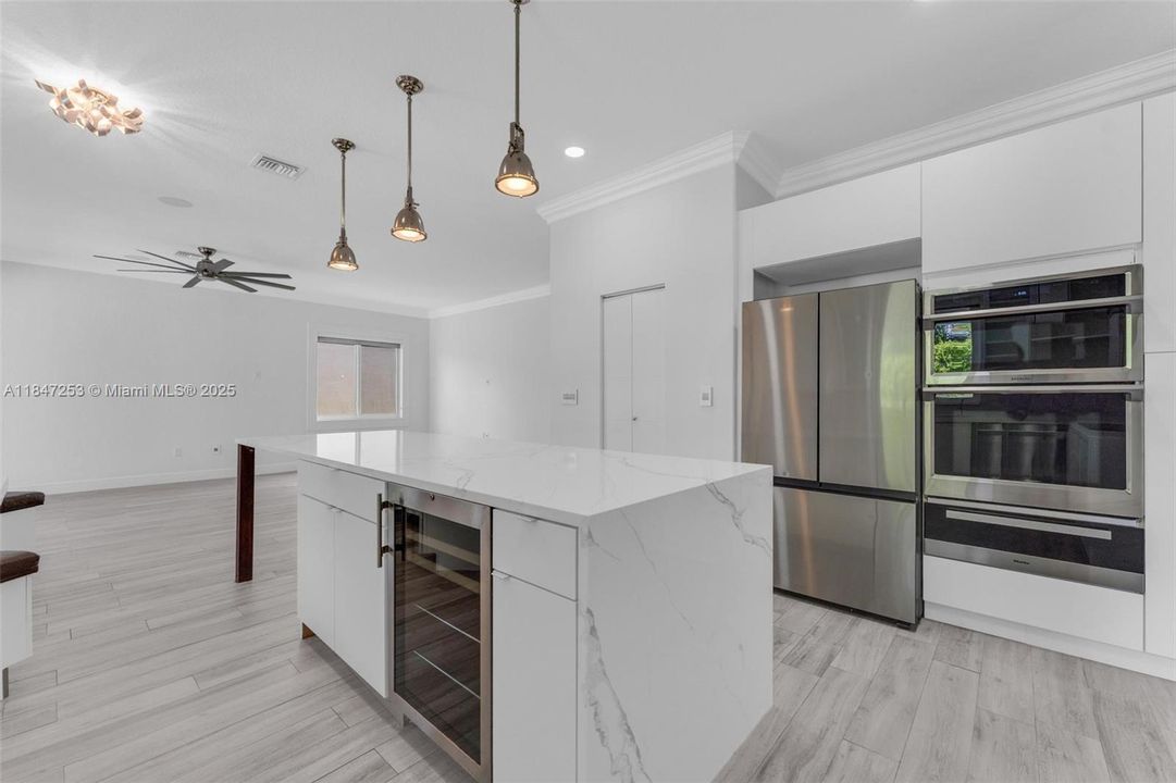 En Venta: $1,215,000 (6 camas, 4 baños, 3976 Pies cuadrados)