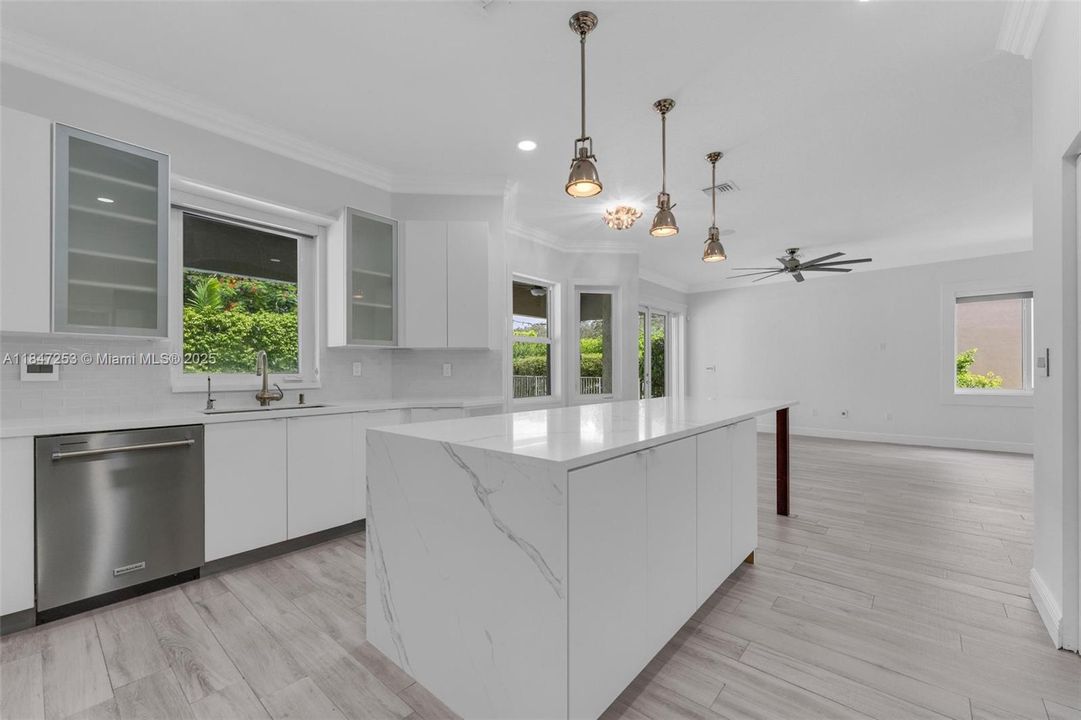 En Venta: $1,215,000 (6 camas, 4 baños, 3976 Pies cuadrados)