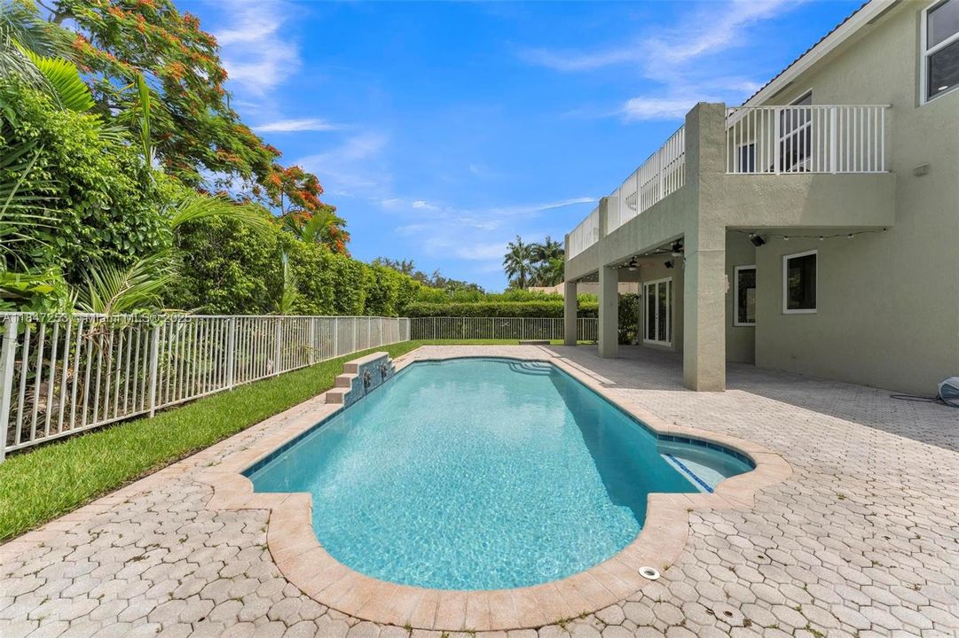 En Venta: $1,215,000 (6 camas, 4 baños, 3976 Pies cuadrados)