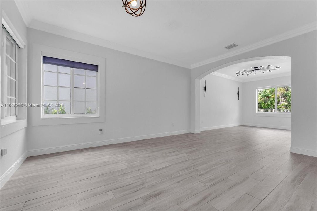 En Venta: $1,215,000 (6 camas, 4 baños, 3976 Pies cuadrados)