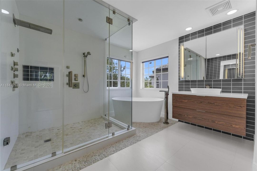 En Venta: $1,215,000 (6 camas, 4 baños, 3976 Pies cuadrados)