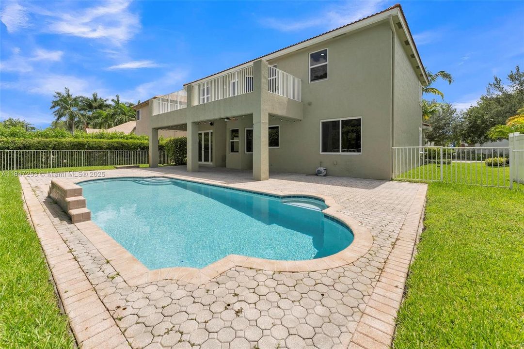 En Venta: $1,215,000 (6 camas, 4 baños, 3976 Pies cuadrados)