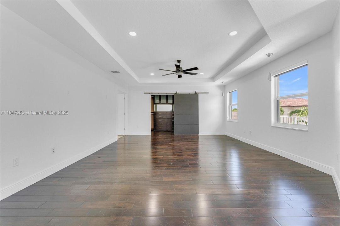 En Venta: $1,215,000 (6 camas, 4 baños, 3976 Pies cuadrados)