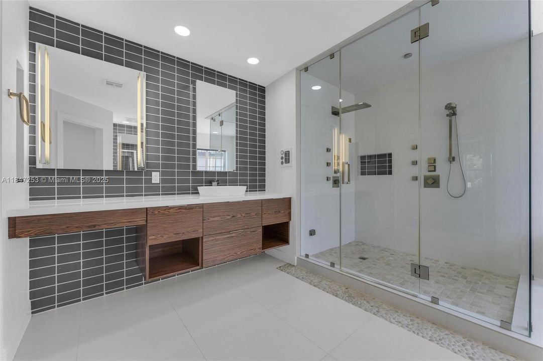 En Venta: $1,215,000 (6 camas, 4 baños, 3976 Pies cuadrados)