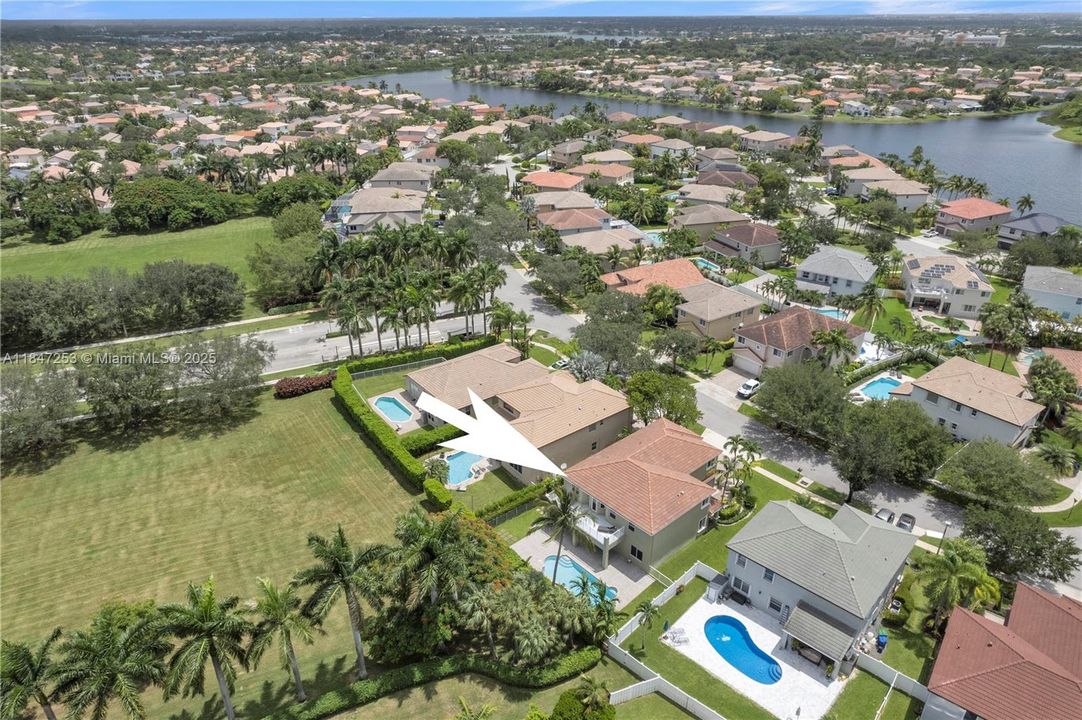 En Venta: $1,215,000 (6 camas, 4 baños, 3976 Pies cuadrados)