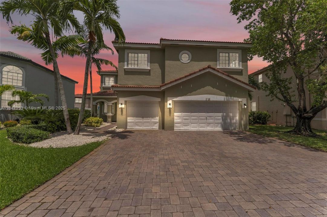 En Venta: $1,215,000 (6 camas, 4 baños, 3976 Pies cuadrados)