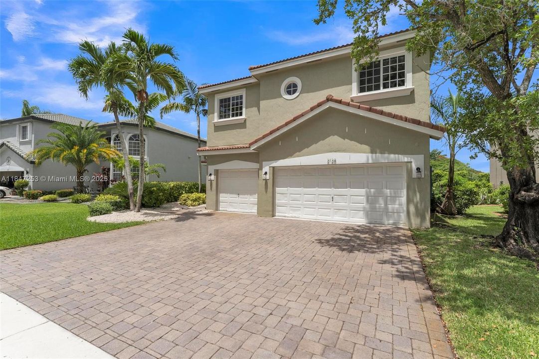 En Venta: $1,215,000 (6 camas, 4 baños, 3976 Pies cuadrados)