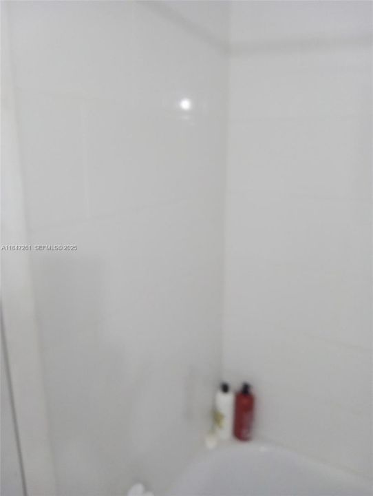 待售: $151,999 (1 贝兹, 1 浴室, 844 平方英尺)