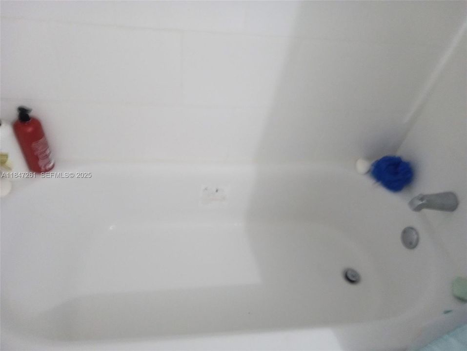 待售: $151,999 (1 贝兹, 1 浴室, 844 平方英尺)