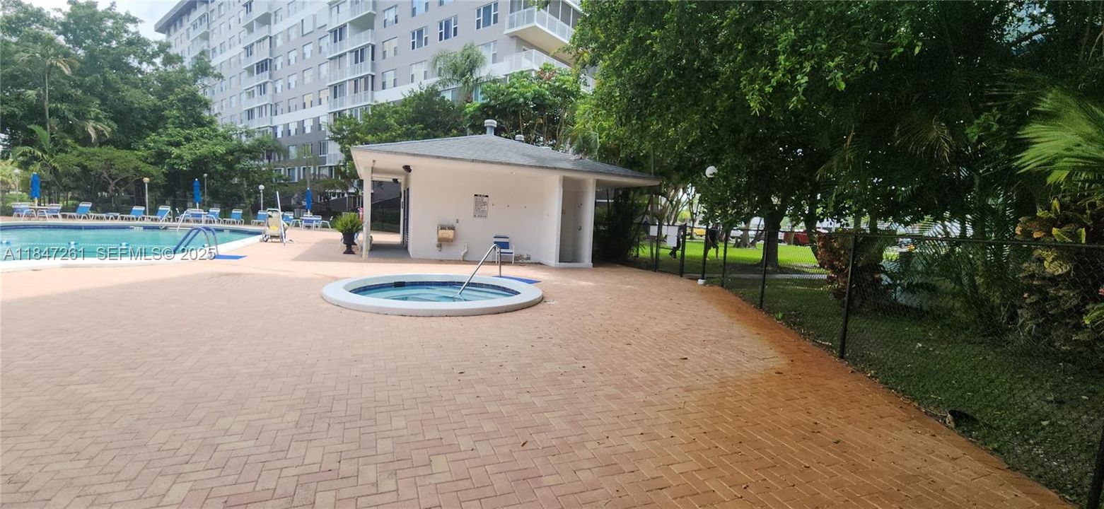 待售: $151,999 (1 贝兹, 1 浴室, 844 平方英尺)