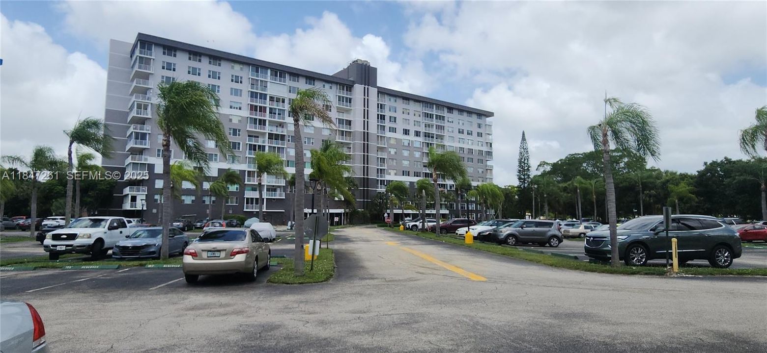 待售: $151,999 (1 贝兹, 1 浴室, 844 平方英尺)