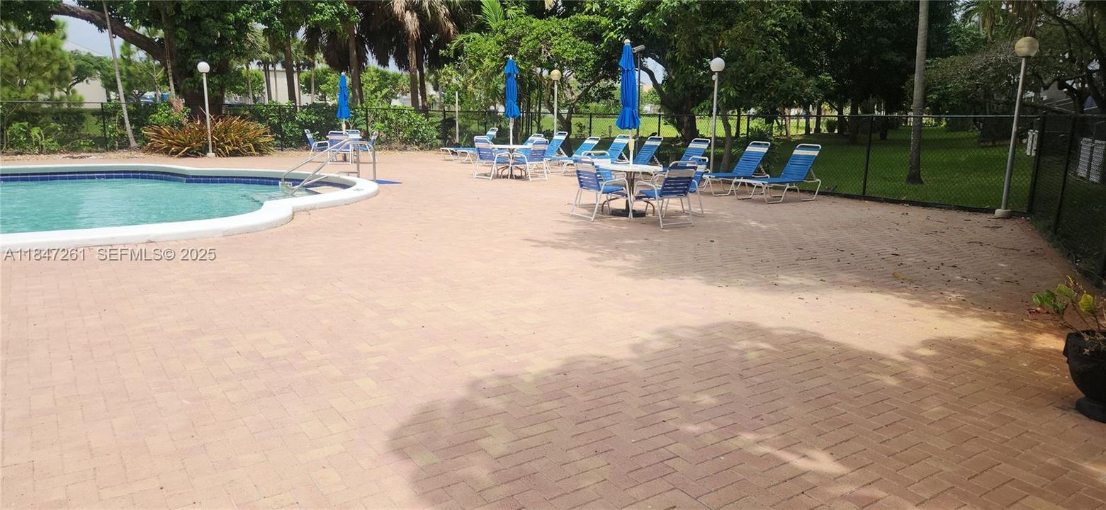 待售: $151,999 (1 贝兹, 1 浴室, 844 平方英尺)