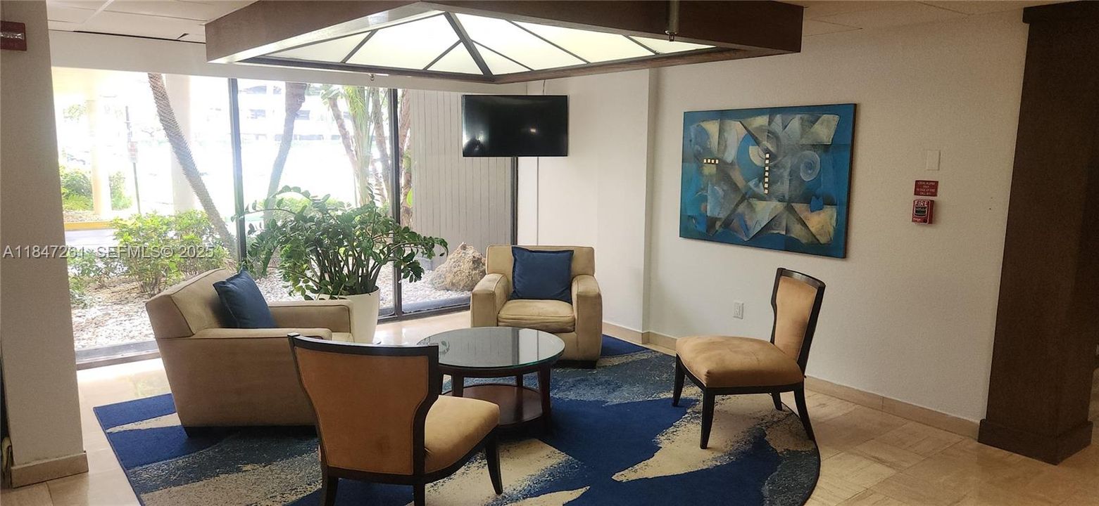 待售: $151,999 (1 贝兹, 1 浴室, 844 平方英尺)