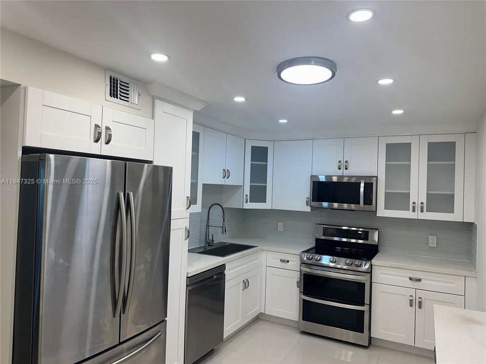 Active With Contract: $2,600 (3 beds, 2 baths, 1620 Square Feet)