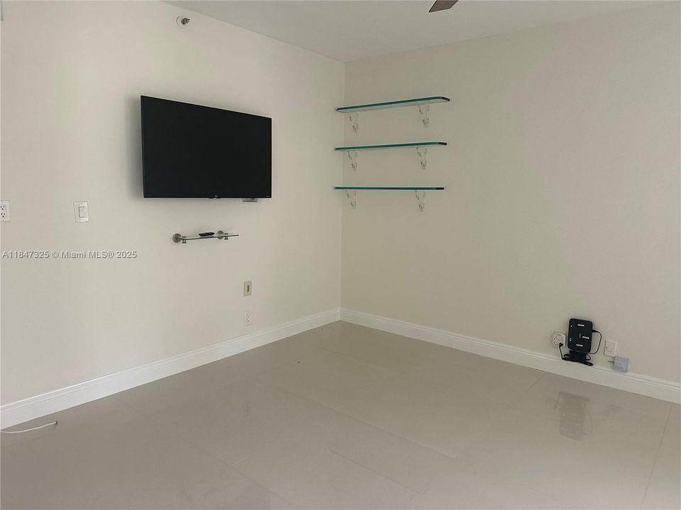 Active With Contract: $2,600 (3 beds, 2 baths, 1620 Square Feet)
