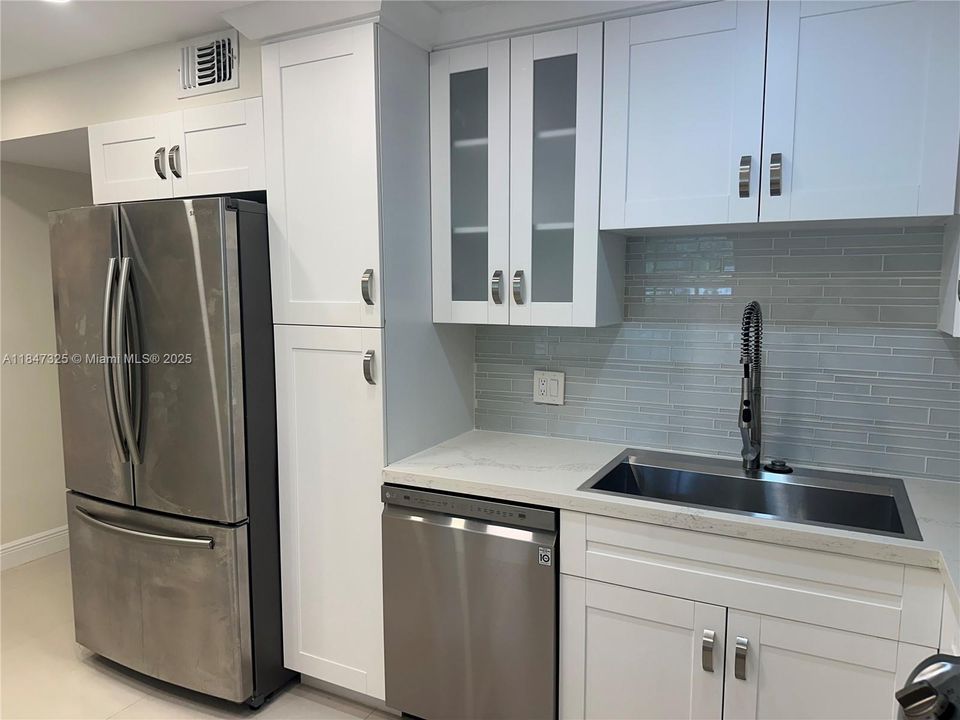 Active With Contract: $2,600 (3 beds, 2 baths, 1620 Square Feet)