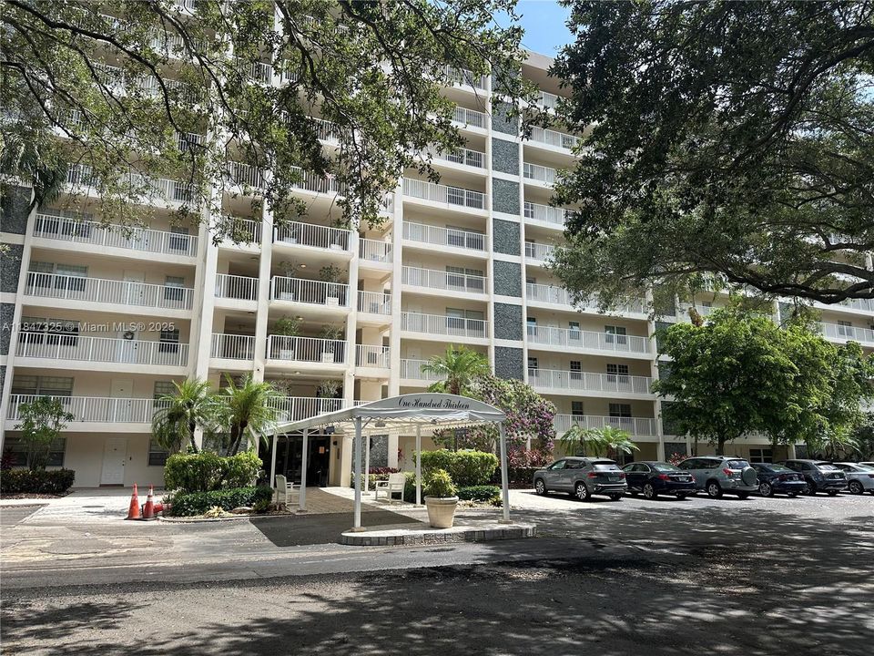 Active With Contract: $2,600 (3 beds, 2 baths, 1620 Square Feet)
