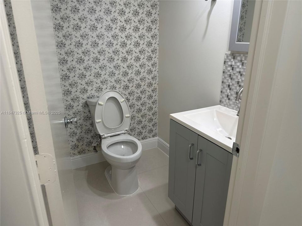 Active With Contract: $2,600 (3 beds, 2 baths, 1620 Square Feet)