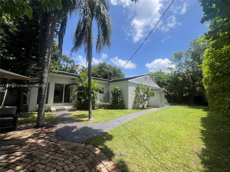 Recientemente alquilado: $5,200 (3 camas, 2 baños, 1522 Pies cuadrados)