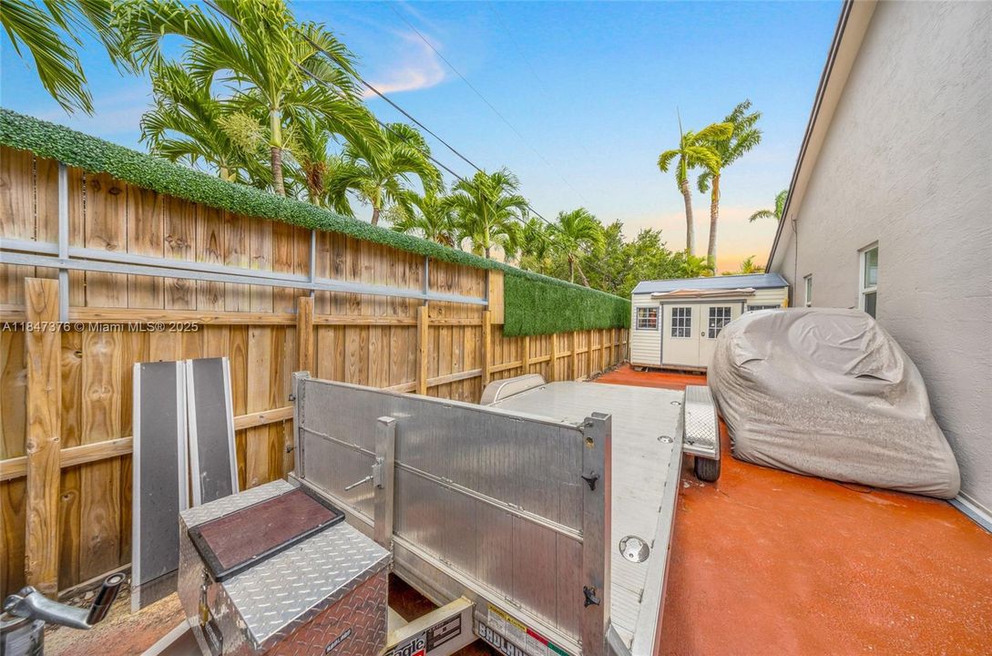 Под контрактом: $1,199,999 (4 спален, 3 ванн, 2410 Квадратных фут)