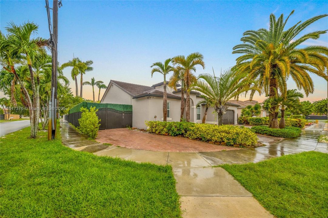 Под контрактом: $1,199,999 (4 спален, 3 ванн, 2410 Квадратных фут)