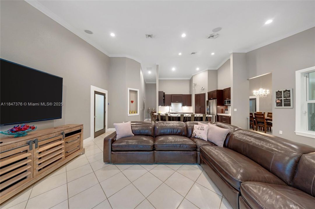 Под контрактом: $1,199,999 (4 спален, 3 ванн, 2410 Квадратных фут)