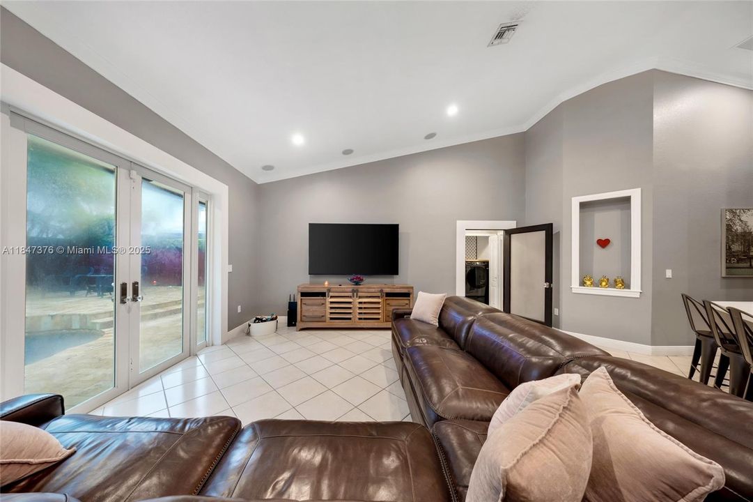 Под контрактом: $1,199,999 (4 спален, 3 ванн, 2410 Квадратных фут)