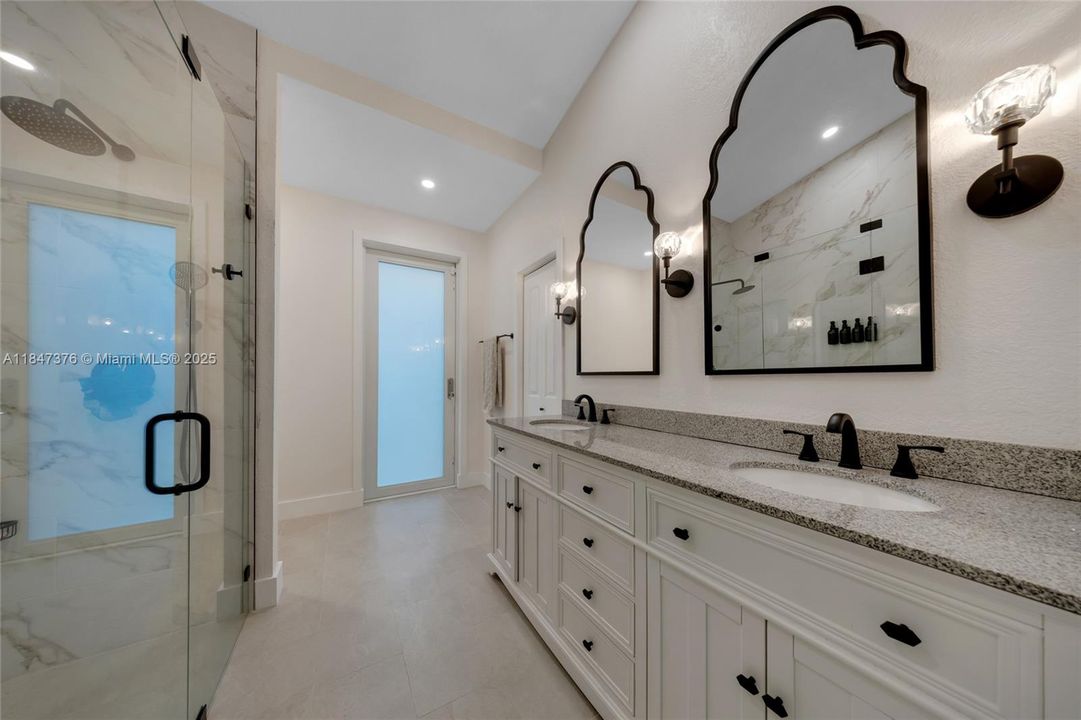 Под контрактом: $1,199,999 (4 спален, 3 ванн, 2410 Квадратных фут)