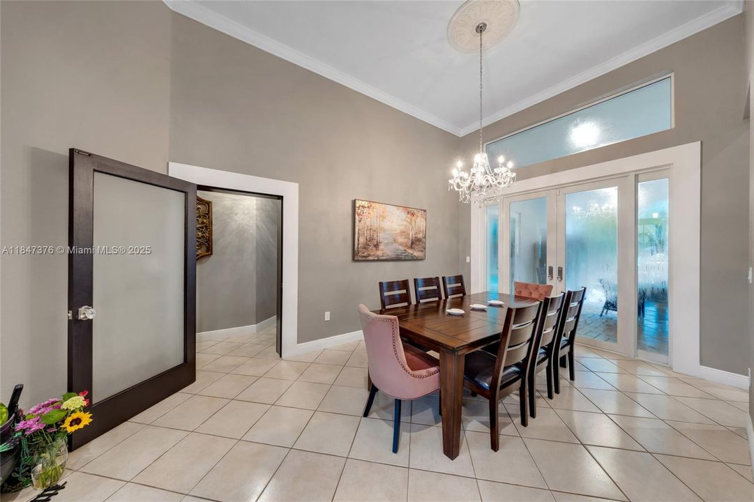 Под контрактом: $1,199,999 (4 спален, 3 ванн, 2410 Квадратных фут)