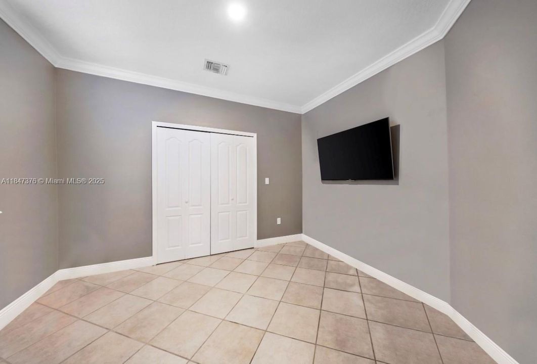 Под контрактом: $1,199,999 (4 спален, 3 ванн, 2410 Квадратных фут)