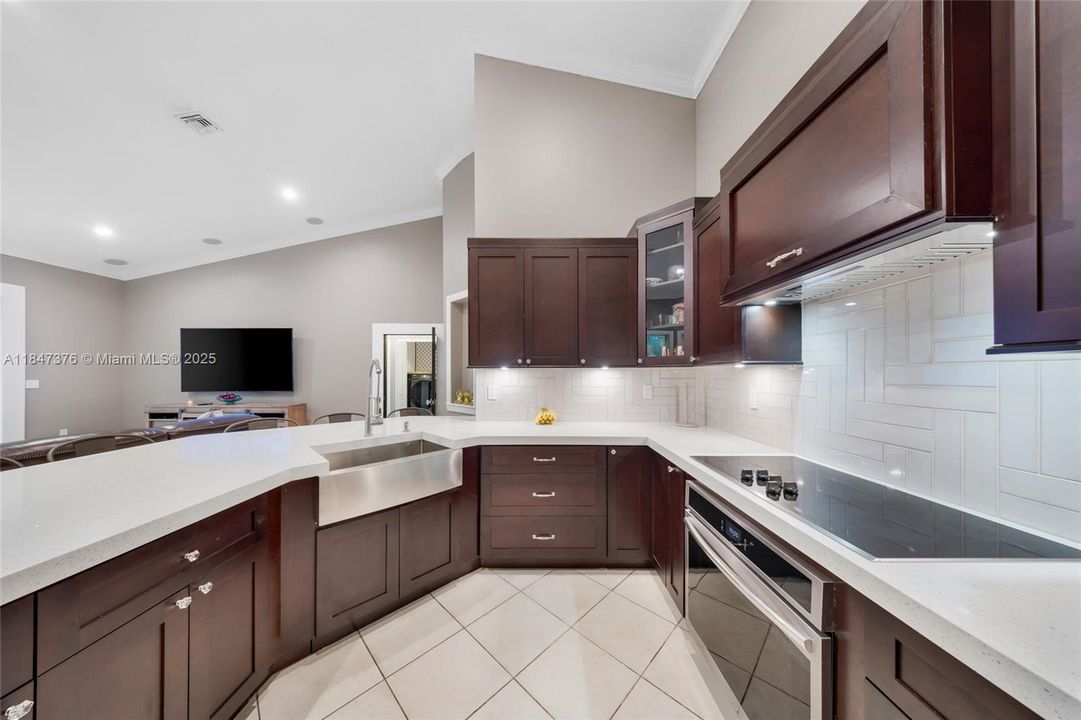 Под контрактом: $1,199,999 (4 спален, 3 ванн, 2410 Квадратных фут)