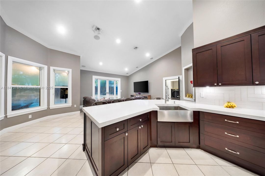 Под контрактом: $1,199,999 (4 спален, 3 ванн, 2410 Квадратных фут)