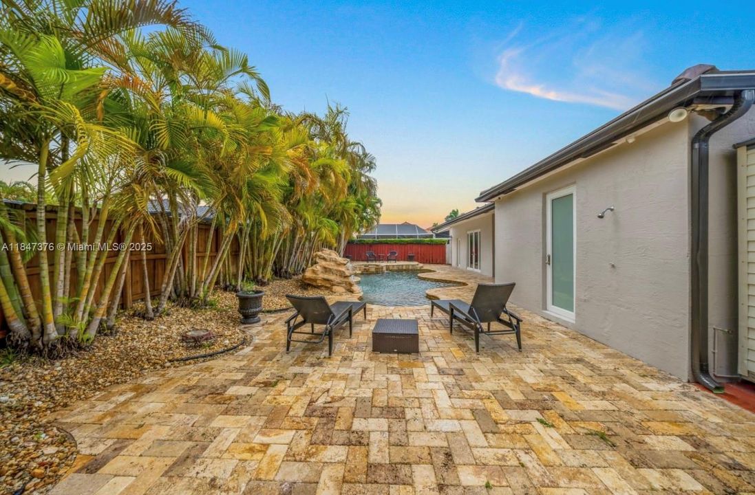 Под контрактом: $1,199,999 (4 спален, 3 ванн, 2410 Квадратных фут)