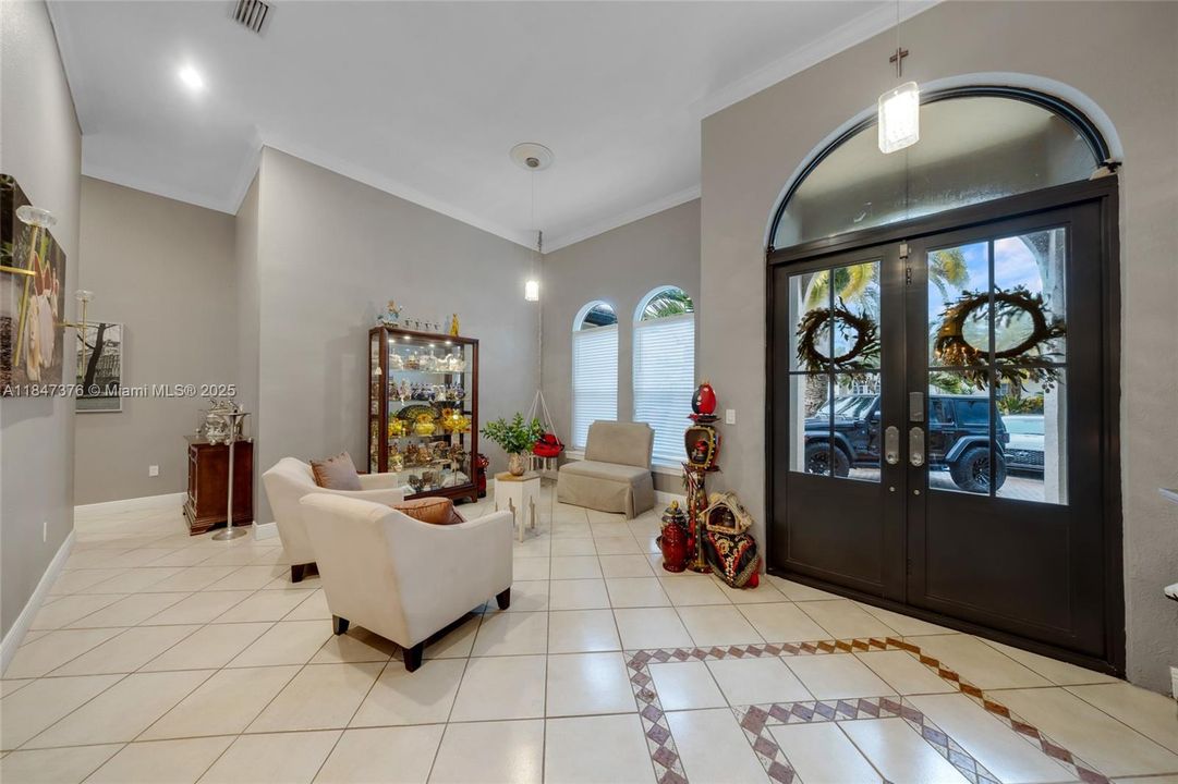 Под контрактом: $1,199,999 (4 спален, 3 ванн, 2410 Квадратных фут)