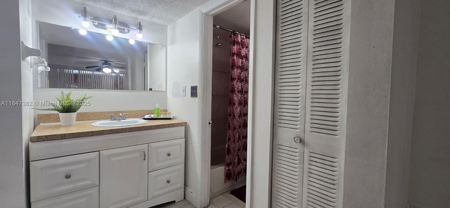 For Sale: $175,000 (1 beds, 1 baths, 777 Square Feet)