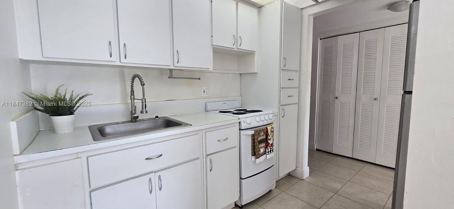 For Sale: $175,000 (1 beds, 1 baths, 777 Square Feet)