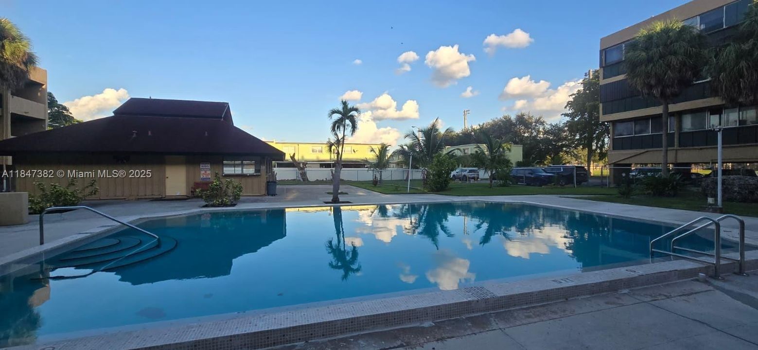 For Sale: $175,000 (1 beds, 1 baths, 777 Square Feet)