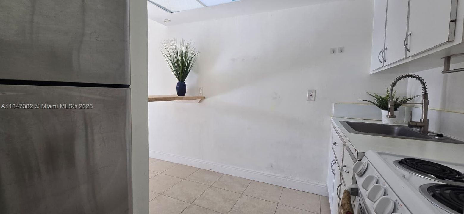 For Sale: $175,000 (1 beds, 1 baths, 777 Square Feet)